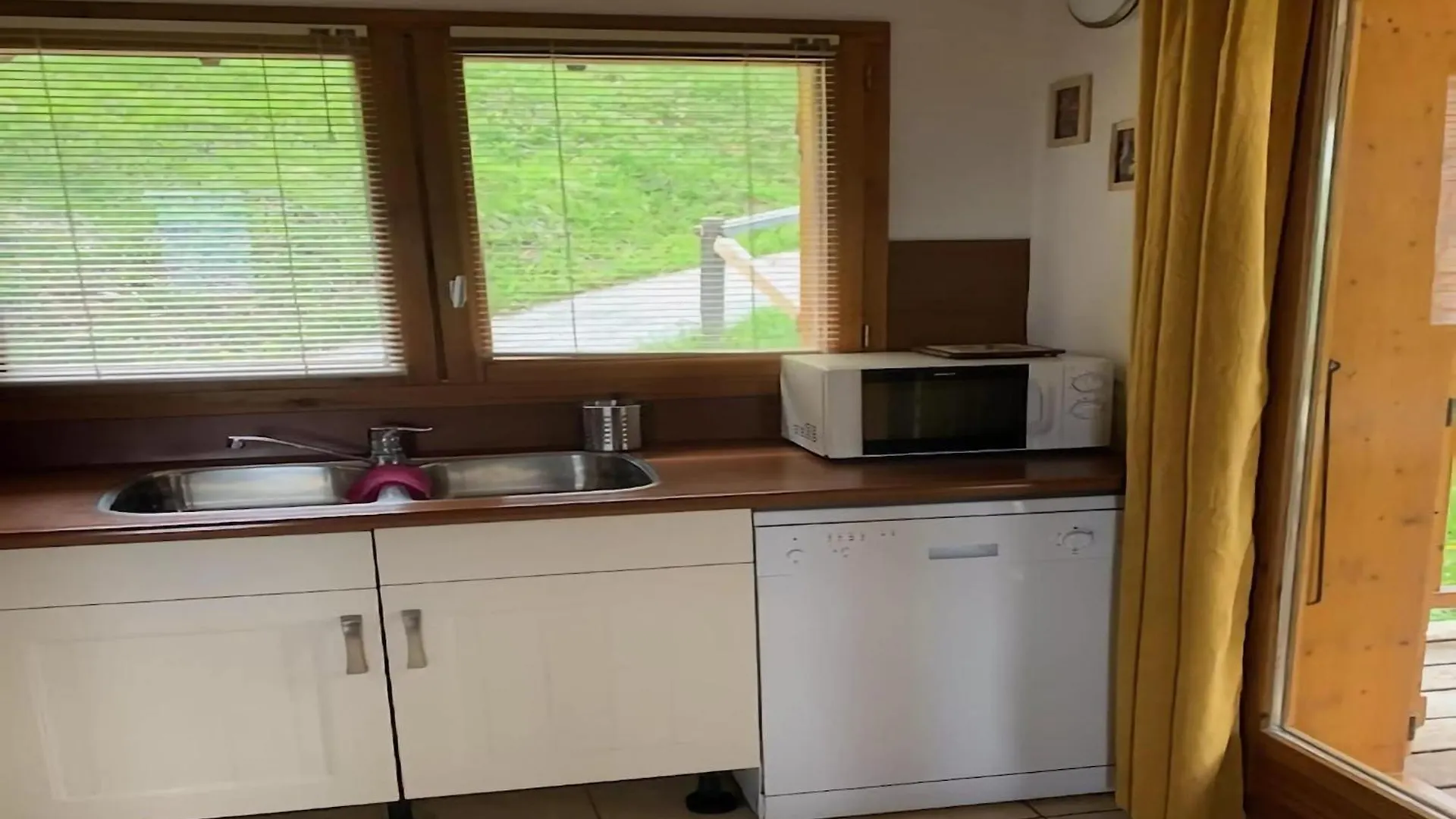 Pretty Chalet Near The Oz Ski Area, Cleaning Included Oz Γαλλία