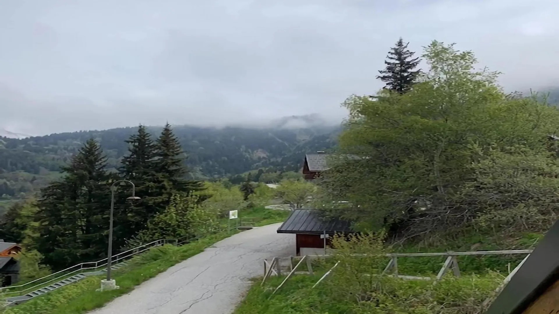 Pretty Chalet Near The Oz Ski Area, Cleaning Included Oz Γαλλία