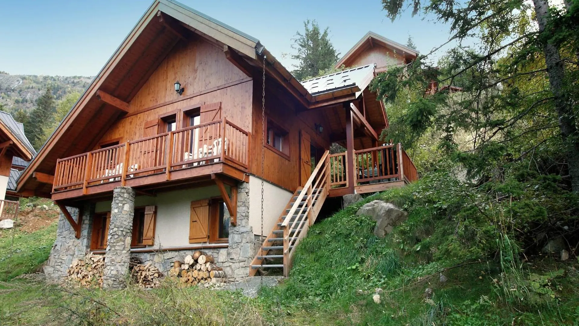 Pretty Chalet Near The Oz Ski Area, Cleaning Included Oz Γαλλία